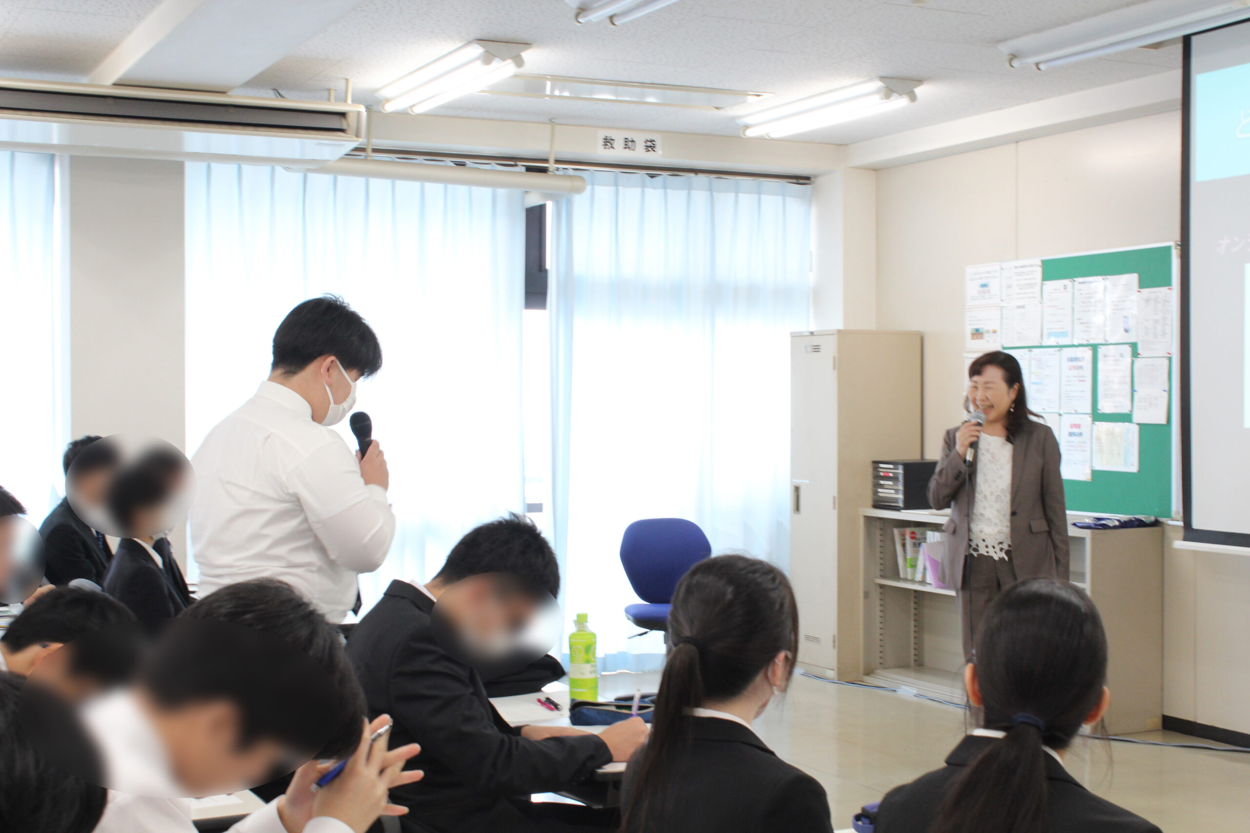 講師に質問する学生