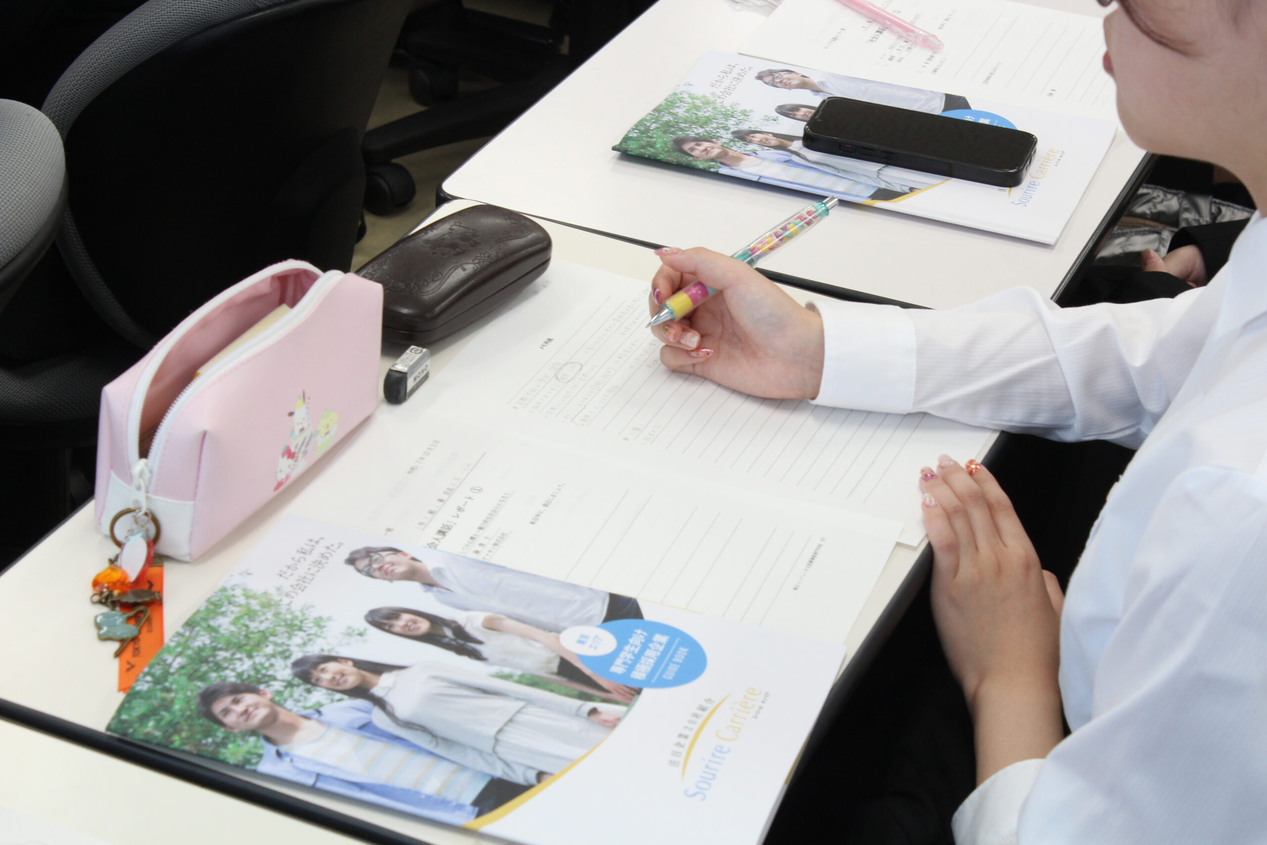 ノートにメモを取る学生