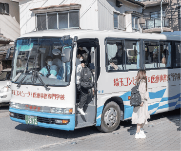 無料スクールバスで快適に通学できる！!