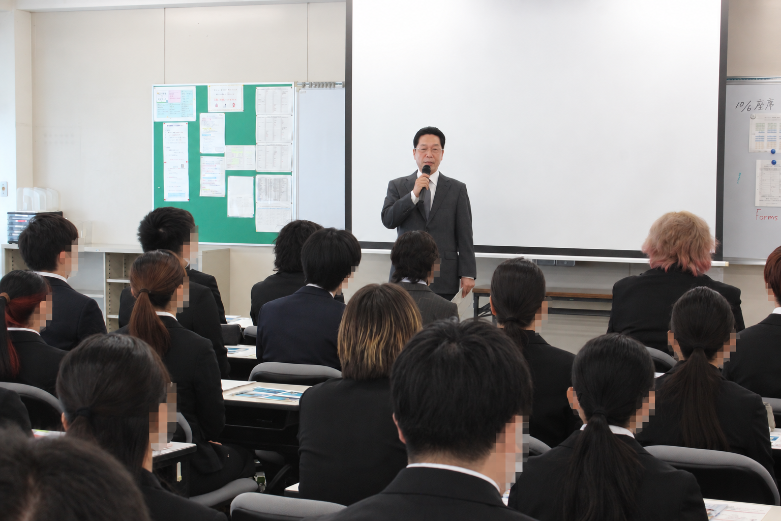 開講挨拶をする髙野校長と受講する学生