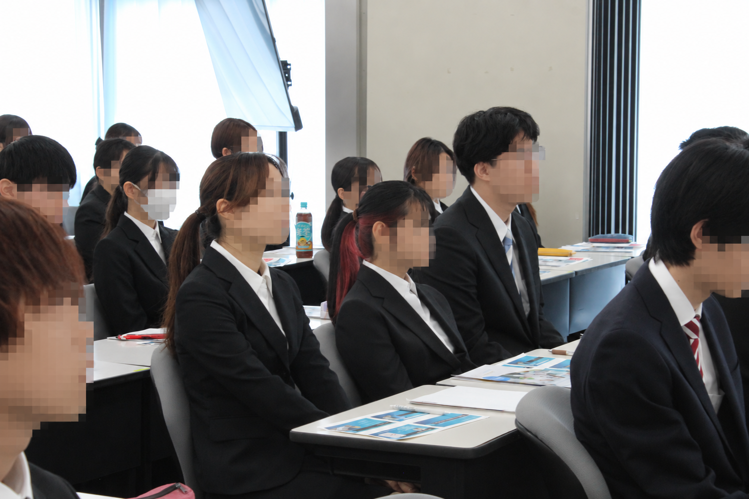 開講挨拶を聴く学生の様子