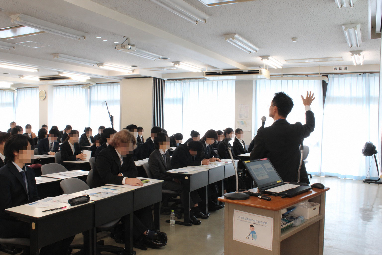 石塚先生の説明を受ける学生と会場の様子