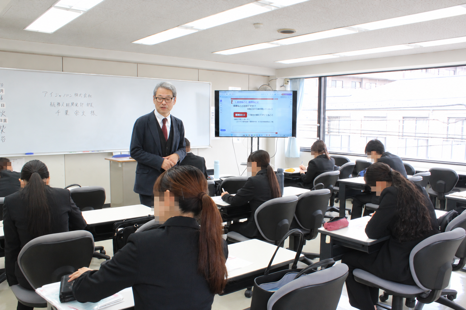 ビジネス科で講演する千葉様