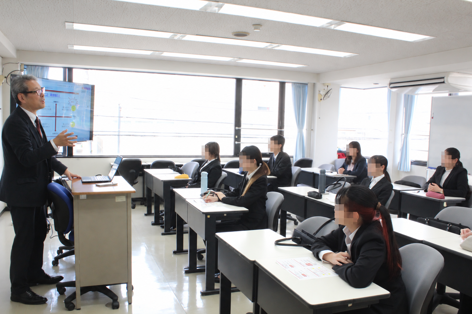 ビジネス科の学生が講演を聴く様子