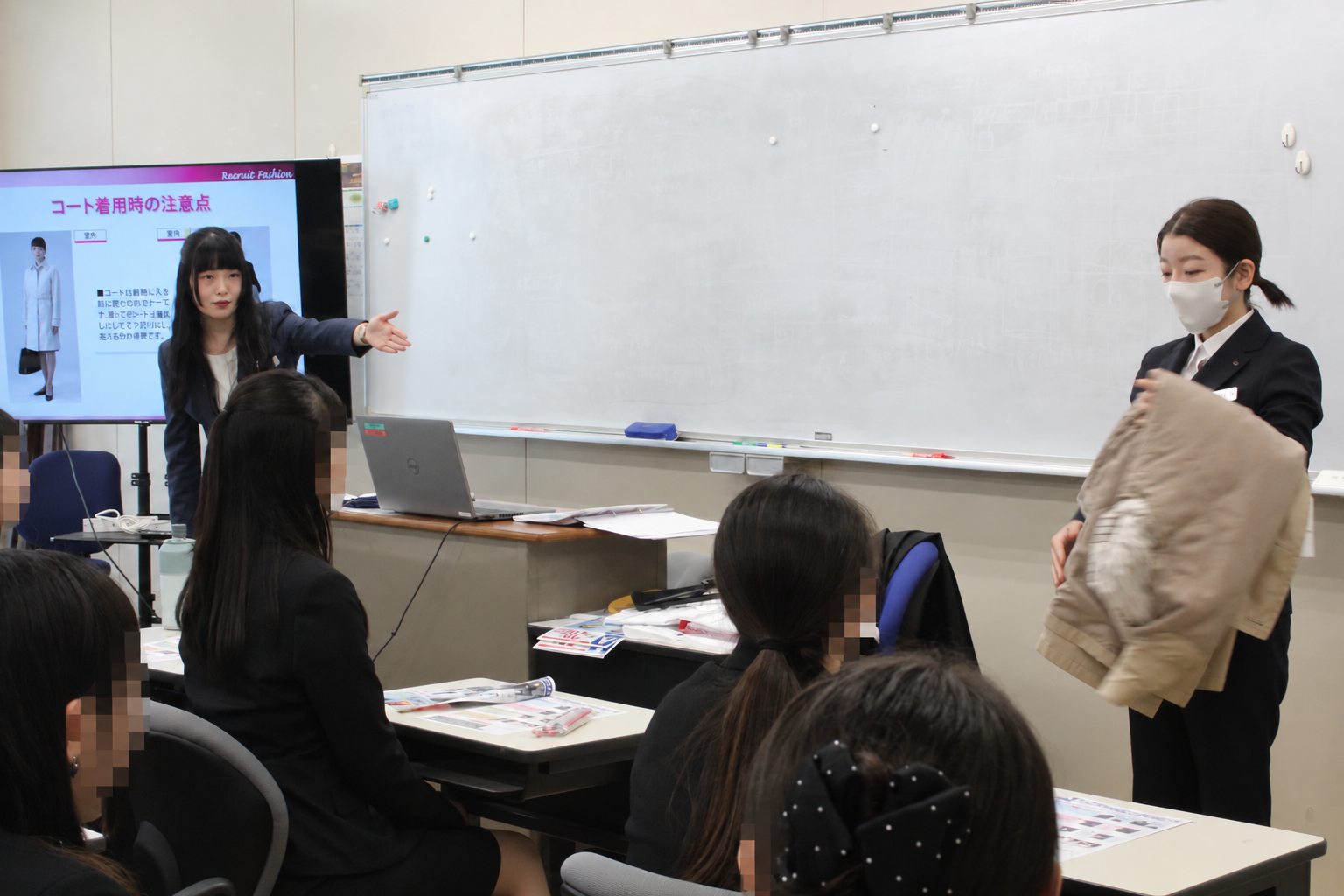 女子会場でコートの扱い方を実演する講師