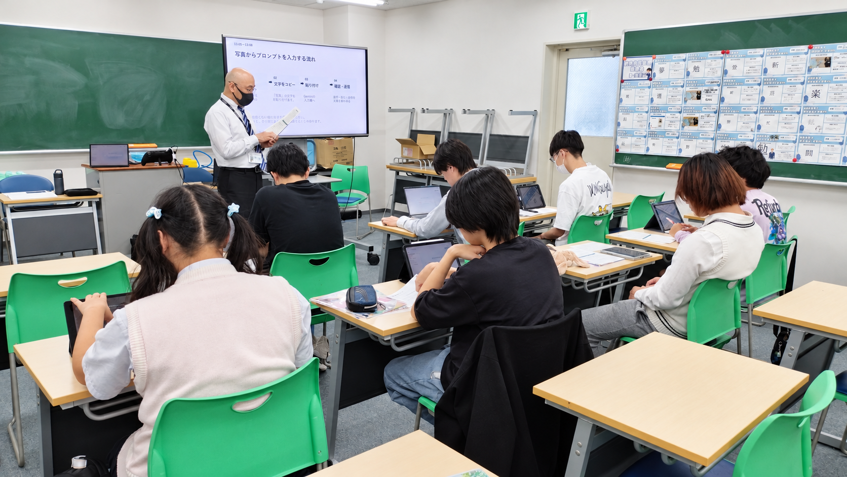 講師の説明を聞きながら、自分のiPadでAI実習に取り組む生徒の皆さん